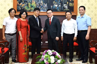Lãnh đạo Báo Nhân Dân và lãnh đạo Hội Nhà báo tỉnh Kon Tum, Báo Kon Tum tại buổi tiếp. Ảnh: ĐĂNG KHOA