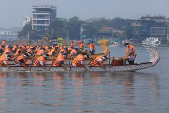 Các đội chải tham gia thi tài trên hồ Công viên Văn Lang.