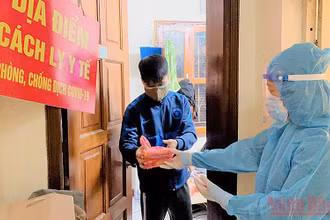 Đoàn viên, thanh niên tình nguyện hỗ trợ người bệnh F0 chữa trị tại nhà.