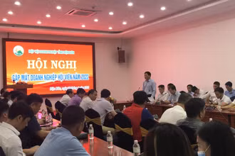 Ông Bùi Đức Giang, Chủ tịch Hiệp hội doanh nghiệp Điện Biên thông tin tình hình hoạt động của cộng đồng doanh nghiệp.
