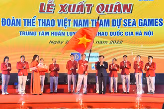 Trưởng đoàn thể thao Việt Nam dự SEA Games 31 Trần Đức Phấn nhận lá cờ Tổ quốc từ Phó Thủ tướng Thường trực Chính phủ Phạm Bình Minh. (Ảnh: THỦY NGUYÊN)