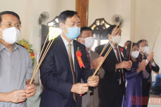 Lãnh đạo tỉnh Quảng Trị dâng hương tại Khu lưu niệm Tổng Bí thư Lê Duẩn. 
