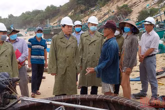 Phó Bí thư Tỉnh ủy, Chủ tịch UBND tỉnh Phú Yên Trần Hữu Thế thăm, động viên và chỉ đạo công tác khắc phục hậu quả thiên tai, giúp ngư dân xã An Hòa Hải, huyện Tuy An sớm ổn định cuộc sống.
