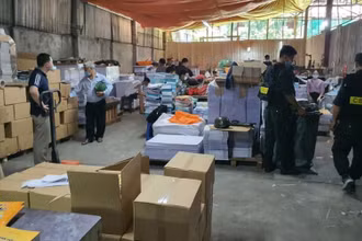 Kho sách giáo khoa lậu bị cơ quan chức năng phát hiện.