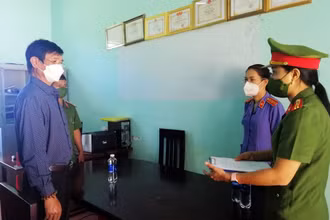 Cơ quan Cảnh sát điều tra Công an tỉnh tống đạt quyết định khởi tố bị can đối với Phan Trung Tường. 