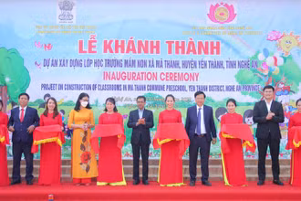 Các đại biểu cắt băng, khánh thành các lớp học mần non xã Mã Thành.