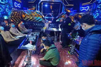 Các đối tượng tàng trữ, sử dụng trái phép chất ma túy tại quán Karaoke Level. 