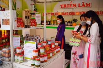 Trưng bày các sản phẩm nông nghiệp tiêu biểu của Thành phố Hồ Chí Minh.