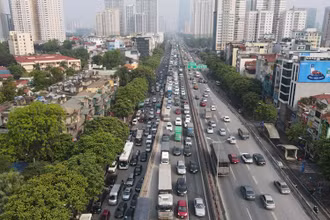 Ngay từ sáng sớm, lượng phương tiện đã rất đông trên đường Vành đai 3 trên cao.