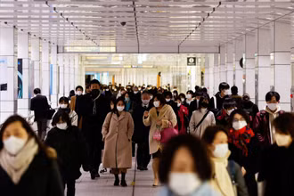 Ảnh minh họa: Người dân đeo khẩu trang đi bộ tại một ga xe lửa ở Tokyo, Nhật Bản. (Nguồn: REUTERS)