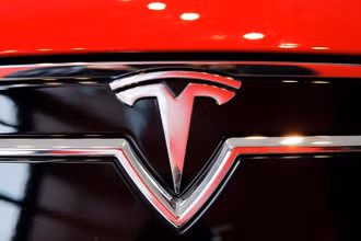 Logo của hãng xe điện Tesla. (Ảnh: Reuters)