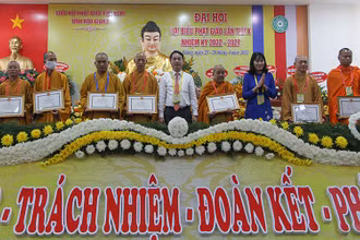 Bí thư Tỉnh ủy Hậu Giang Nghiêm Xuân Thành tặng Bằng khen cho 1 tập thể, 6 cá nhân có thành tích xuất sắc trong hoạt động đạo sự giai đoạn 2017-2022.