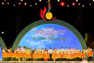 Trưởng Ban tuyên giáo Trung ương Nguyễn Trọng Nghĩa và Phó Thủ tướng Vũ Đức Đam trao cờ lư niệm cho các đơn vị tham gia liên hoan.