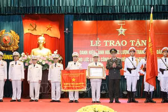 Ảnh minh họa: Trao Danh hiệu Anh hùng lực lượng vũ trang nhân dân cho lực lượng Công an chi viện chiến trường miền nam. (Ảnh: TTXVN)