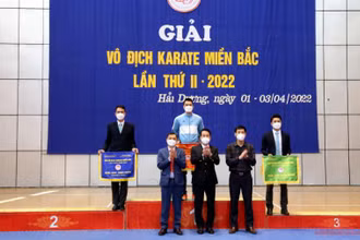 Ban tổ chức trao giải nhất, nhì, ba cho các đoàn đạt thành tích cao. 