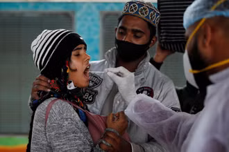 Lấy mẫu xét nghiệm Covid-19 cho người dân tại Mumbai, Ấn Độ. (Ảnh: Reuters)