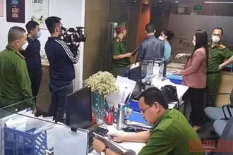 Lực lượng chức năng khám xét tại Tập đoàn FLC.