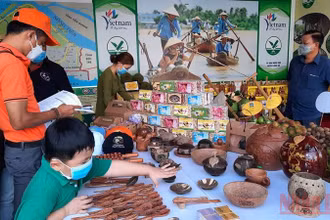 Trưng bày sản phẩm đặc trưng của các địa phương trong tỉnh. (Ảnh: BÁ DŨNG)