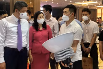 Lãnh đạo TP Hà Nội tham quan các thiết bị tiết kiệm năng lượng của doanh nghiệp. (Ảnh: Nguyên Trang)