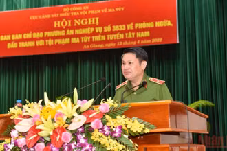 Thiếu tướng Nguyễn Văn Viện, Cục trưởng Cảnh sát điều tra tội phạm về ma túy, phát biểu ý kiến tại hội nghị.