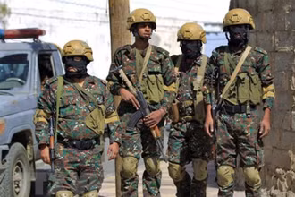 Lực lượng trung thành với phiến quân Houthi tham gia cuộc diễu hành nhân một sự kiện ở Sanaa, Yemen ngày 31/3. (Ảnh: AFP/TTXVN)