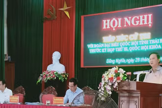 Phó Chủ tịch Quốc hội Nguyễn Khắc Định phát biểu tại buổi tiếp xúc cử tri tỉnh Thái Bình.