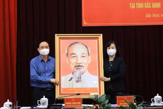 Đồng chí Phùng Xuân Nhạ tặng tranh Bác Hồ cho tỉnh Bắc Ninh.