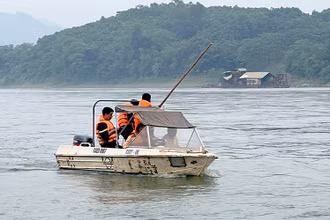 Lực lượng cứu hộ cứu nạn tỉnh Tuyên Quang tìm kiếm nạn nhân mất tích.