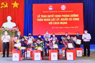 Trao Quyết định phụng dưỡng suốt đời và phần quà đến các thân nhân liệt sĩ và gia đình người có công với cách mạng.