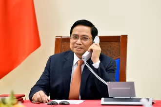 Thủ tướng Phạm Minh Chính gọi điện chúc mừng Thủ tướng Lào Phankham Viphavanh và Thủ tướng Vương quốc Campuchia Hun Sen. (Ảnh: chinhphu.vn)