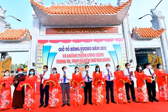 Các đồng chí lãnh đạo tỉnh thực hiện nghi thức khánh thành giai đoạn 1 Đền thờ Vua Hùng tại ấp Giao Khẩu, xã Tân Phú, huyện Thới Bình.