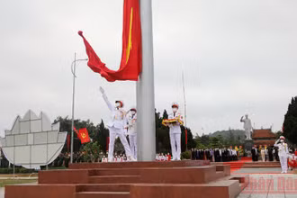6 giờ 30 phút ngày 26/4, Lễ thượng cờ trên đảo Cô Tô được tổ chức trọng thể.