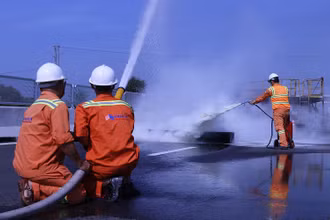 Lực lượng phòng cháy chữa cháy và cứu nạn cứu hộ xử lý sự cố tại hiện trường buổi diễn tập.