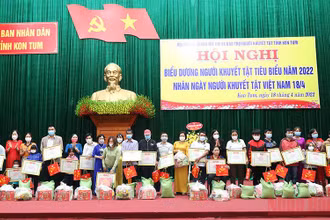Trao tặng giấy khen và quà cho 20 người khuyết tật tiêu biểu.