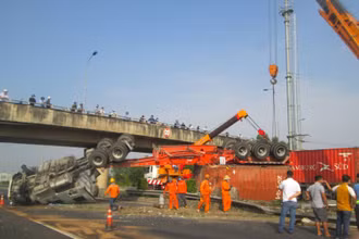 Hiện trường vụ tai nạn giao thông sáng 19/4.