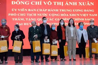 Phó Chủ tịch nước Võ Thị Ánh Xuân trao quà tặng các gia đình chính sách huyện Lạc Dương.