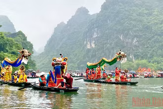 Múa rồng trong Lễ hội Đức Thánh Quý Minh Đại Vương ở Khu du lịch sinh thái Tràng An.