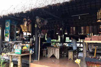Quầy giới thiệu sản vật địa phương tại Làng. 