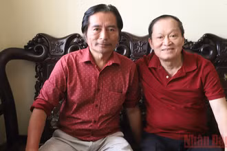 Họa sĩ Ngô Xuân Khôi (trái) và tác giả bài viết. 