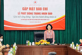 Chủ tịch Trung ương Hội Chữ thập đỏ Việt Nam Bùi Thị Hòa phát biểu tại buổi họp báo.