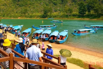 Động Phong Nha đón hàng nghìn lượt khách mỗi ngày trong dịp Giỗ Tổ.