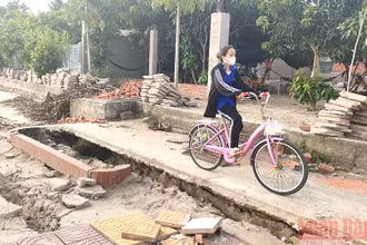 Nhiều phụ huynh lo lắng cho việc đi lại của con em tại đoạn kè. 
