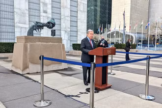 Tổng Thư ký Liên hợp quốc Antonio Guterres phát biểu trước tác phẩm điêu khắc nổi tiếng “Không bạo lực” với biểu tượng nòng súng bị vặn xoắn thắt nút, đặt tại Trụ sở Liên hợp quốc ở New York, Mỹ, ngày 19/4/2022. (Ảnh: Liên hợp quốc)
