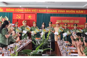 Thừa ủy quyền Bộ trưởng Công an, Đại tá Ngô Thanh Bình, Giám đốc Công an tỉnh Điện Biên trao thưởng các lực lượng phá án.