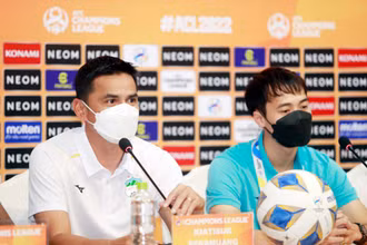 Huấn luyện viên Kiatisak và Văn Toàn dự buổi họp báo AFC Champions League ngày 21/4. (Ảnh: VFF)