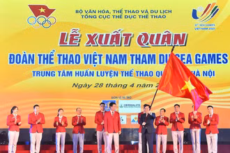 Phó Thủ tướng Thường trực Chính phủ Phạm Bình Minh trao lá cờ Tổ quốc cho Đoàn Thể thao Việt Nam tham dự SEA Games 31. 