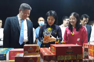 Các đại biểu ấn nút khai mạc Chương trình Khuyến mại tập trung TP Hà Nội năm 2022.