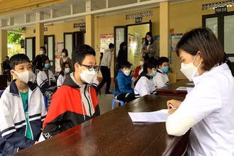 Rà soát thông tin trước khi tiêm cho trẻ.