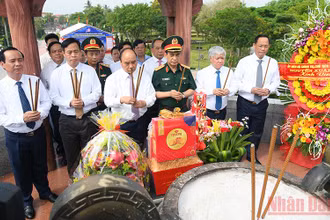 Chủ tịch nước Nguyễn Xuân Phúc dâng hương tại Thành cổ Quảng Trị.