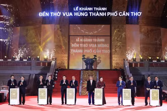 Chủ tịch nước Nguyễn Xuân Phúc và các vị lãnh đạo, nguyên lãnh đạo Đảng, Nhà nước thực hiện nghi thức khánh thành Đền thờ Vua Hùng tại Cần Thơ. (Ảnh: TTXVN)
